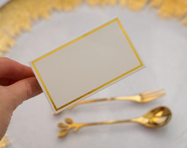 Bílo-zlaté papírové kartičky/jmenovky na svatební tabuli